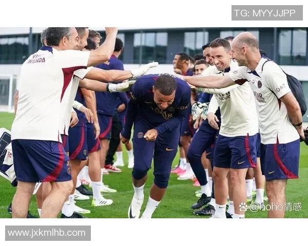 足球明星私密瞬间曝光引发热议球迷反应各异